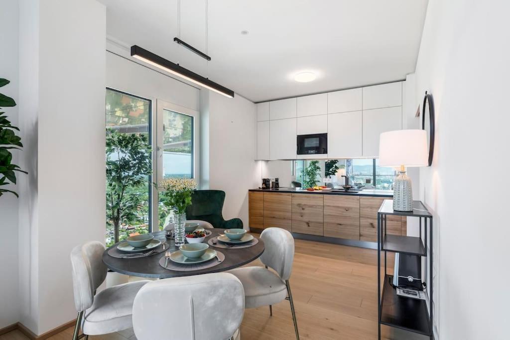 Design Apartment With Amazing View Over Wina Bagian luar foto